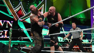 Tyson Fury golpea a Braun Strowman durante Crown Jewel.