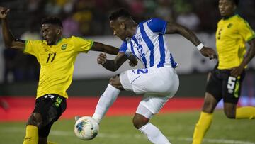 El hondure&ntilde;o fue captado usando su tel&eacute;fono m&oacute;vil minutos antes del debut de la selecci&oacute;n catracha en la Copa Oro.