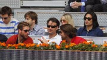 Sergio Ramos acudi&oacute; al tenis con Carlos Moy&aacute; y Roberto Carretero. Tras ellos, V&iacute;ctor Claver y Falcao.