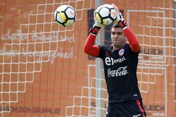 El entonces portero del Atlas, fue nominado junto a Gabriel Arias y Gonzalo Collao para la segunda gira a Europa de Reinaldo Rueda. Fue su única convocatoria con el colombiano.