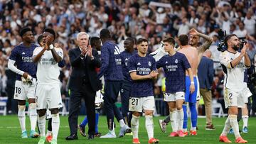 El entrenador del Real Madrid Carlo Ancelotti aplaude junto a sus jugadores al término del partido que el equipo blanco ganó al Cádiz.