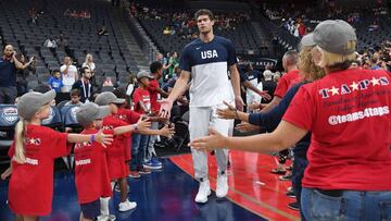 Brook Lopez, antes de un entrenamiento con la selecci&oacute;n de Estados Unidos.