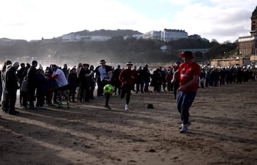 En la playa de Scarborough, Inglaterra, se ha jugado un Boxing Day diferente, a falta de partidos de la Premier League (solo se jugó el Manchester United-Newcastle). Bomberos y pescadores de la zona jugaron un divertido partido en playa ataviados con accesorios navideños para celebrar uno de los días más especiales de fútbol inglés.