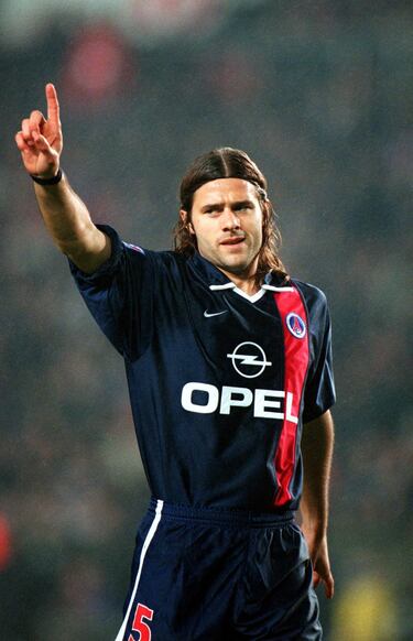 Mauricio Pochettino tuvo una etapa en el Paris Saint-Germain tanto como jugador como entrenador. Como jugador fue desde el 2001 hasta el 2003 llegando a ser capitán del club parisino.
