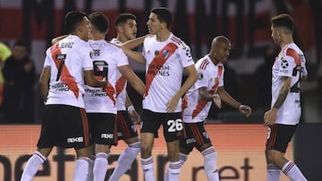 BUENOS AIRES, ARGENTINA - AUGUST 22: Rafael Borre of River Plate celebrates with teammates after scoring the second goal of his team via penalty during a match between River Plate and Cerro PorteÒo as part of Quarter Finals of Copa CONMEBOL Libertadores 2019 at Estadio Monumental Antonio Vespucio Liberti on August 22, 2019 in Buenos Aires, Argentina. (Photo by Marcelo Endelli/Getty Images)