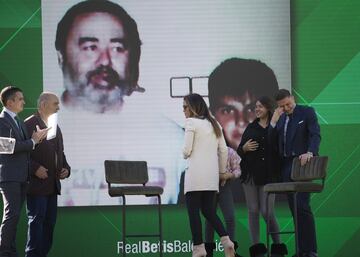 Multitudinario acto de renovación de Joaquín con el Betis