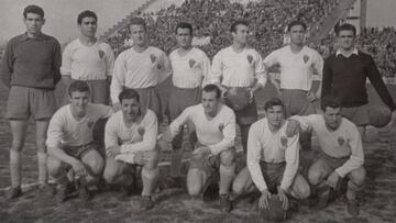 28 de marzo de 1954 (Torrero), Zaragoza 5 - Salamanca 1. De izquierda a derecha: V&eacute;lez (portero suplente), Atienza II, Casta&ntilde;er, Torres, Azc&oacute;n (padre del actual alcalde de Zaragoza), Bernad y Yarza. Agachados: Rivas, Dimas, Chaves, Ba