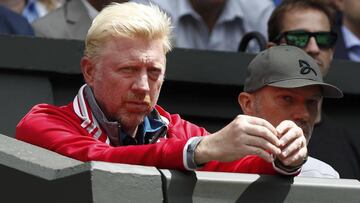 Boris Becker observa un partido de tenis.
