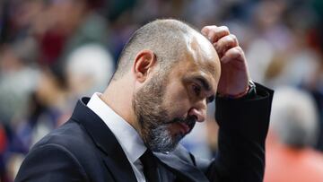 MADRID, 19/03/2023.- El entrenador del Real Madrid Chus Mateo durante el partido de la jornada 23 de la Liga ACB que Real Madrid y Baskonia juegan este domingo en el WiZink Center, en Madrid. EFE/Daniel González