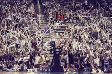 Tim Duncan lanza un tiro libre en su primera temporada en la NBA.