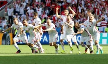 Poland hold their nerves to book their place in the quarter final