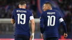 Mbapp&eacute; bromea con Benzema en un partido de Francia.