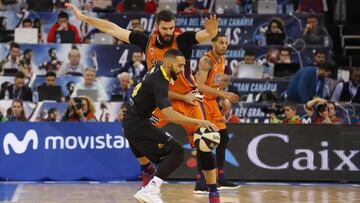 Devin White ante Bojan Dubljevic durante el Valencia Basket-Iberostar Tenerife.