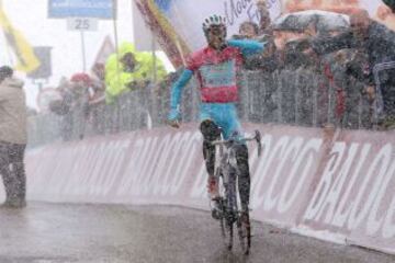 La nieve, el viento y el frío fueron los protagonistas de la penúltima jornada del Giro de Italia. El italiano Vincenzo Nibali cruzando la linea de meta.