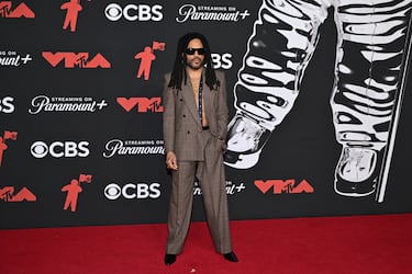 Lenny Kravitz posa en la alfombra roja de los MTV Video Music Awards.