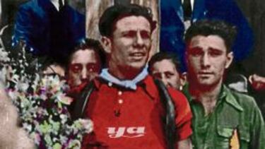 Maillot rojo. Delio Rodríguez con el jersey del diario ‘Ya’.