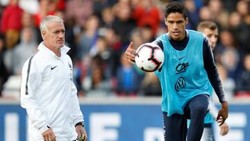 Didier Deschamps y Raphael Varane.