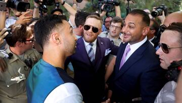 Paulie Malignaggi se encara con Conor McGregor y su manager Audie Attar en Toshiba Plaza de Las Vegas antes del combate del irland&eacute;s ante Floyd Mayweather.