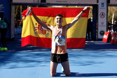 El español Yago Rojo celebra el tercer puesto en la 47ª edición del Zurich Rock 'N' Roll Running Series.