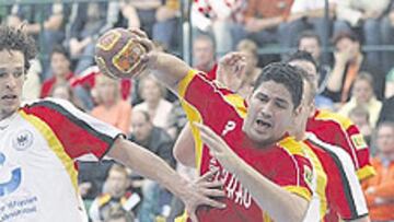 <b>ATAQUE. </b>Urios intenta superar a la defensa en el partido de ayer.