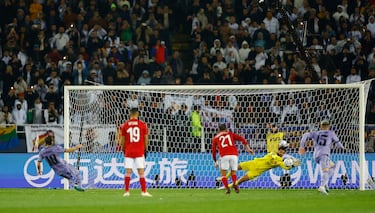 El mediocentro croata erró el disparo que habría supuesto el 1-3 en el marcador. Mohamed El-Shenawy adivinó a dónde iba a ir el balón y evitó el gol madridista.