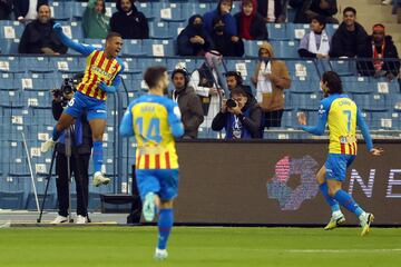 1-1. Samuel Lino celebra el primer gol que anota en el minuto 45.