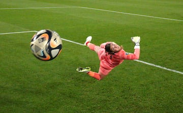 La portera inglesa, Mary Earps, se lanza intentando blocar el balón durante las semifinales del Mundial de Fútbol Femenino 2023. 