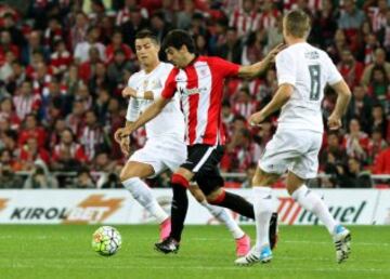 El centrocampista del Athletic Mikel San José con el balón ante los jugadores del Real Madrid, el portugués Cristiano Ronaldo y el alemán Toni Kroos, durante el partido correspondiente a la quinta jornada disputado en el campo bilbaino de San Mamés.