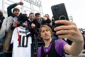 Luka Modrid se realiza un 'selfie' con los seguidores del Real Madrid presentes en el estadio Alfredo Di Stéfano.