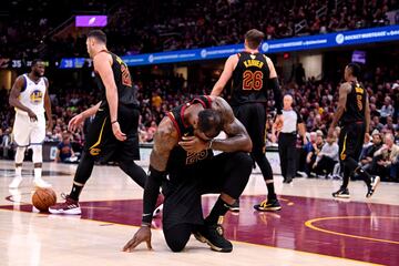 LeBron James lamentándose durante el partido