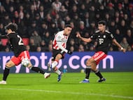 PSV Eindhoven's US defender #08 Sergino Dest shoots the ball next to Bayern Munich's German midfielder #45 Aleksandar Pavlovic (R) during the UEFA Champions League league phase day 8 football match between PSV Eindhoven and Bayern Munich at Philips Stadion in Eindhoven on January 28, 2026. (Photo by JOHN THYS / AFP)