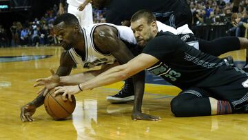 Marc Gasol pelea por un balón con Dewayne Dedmon.