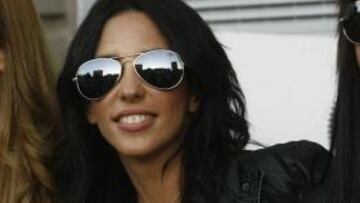 <b>Cuidado que pincha</b> Como les imagino intentando descifrar el mensaje que lleva escrito esta joven en el dorso, salgo en su ayuda. Pone "Fundación de Ayuda al Hombre Lija" y es una campaña de Gillette que recorre los campos del país para que nos rasuremos el rostro. La idea es no pinchar los mofletes ajenos. Si nos lo pide ella...