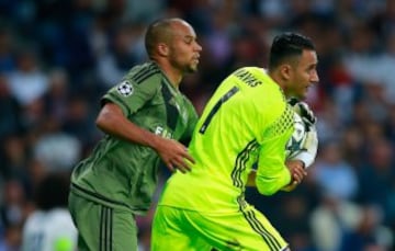 MADRID, SPAIN - OCTOBER 18: Keylor Navas of Real Madrid holds the ball during the UEFA Champions League Group F match between Real Madrid CF and Legia Warszawa at Bernabeu on October 18, 2016 in Madrid, Spain.  (Photo by Gonzalo Arroyo Moreno/Getty Images