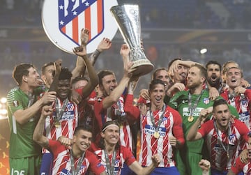 sa eliminación en Champions llevó al Atlético a jugar la Europa League, donde acabó alcanzando la final para enfrentarse al Olympique de Marsella tras haber dejado a Copenhague, Lokomotiv, Sporting de Portugal y Arsenal por el camino. Y el 16 de mayo de 2018, Ángel Correa acaba levantando su primer título con el Atlético y lo hacía entrando en el once como interior derecho y disputando 88 minutos de la final jugada en Lyon. El argentino dejó su sitio a Thomas con 2-0 en el marcador, justo antes de que Gabi cerrase el duelo. Pocos meses después, el 15 de agosto, el Atlético disputaba la Supercopa de Europa contra el Real Madrid y levantaba el título imponiéndose en la prórroga y venciendo por 2-4 en Tallin. Correa sustituyó a Griezmann a los 58 minutos de partido y asistió a Diego Costa en el tanto que forzó el tiempo extra donde Saúl y Koke dieron el título a los de Simeone. 