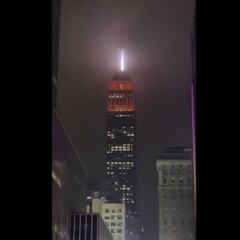 El Empire State se ilumina en homenaje a los sanitarios