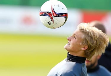 Lacazette starts on the bench for Lyon in Amsterdam