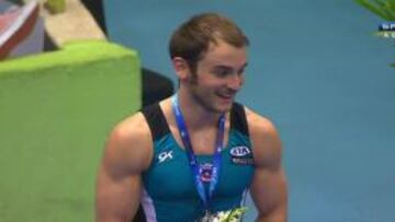 El gimnasta chileno en la ceremonia de premiaci&oacute;n tras obtener la medalla de oro en la categor&iacute;a suelo.