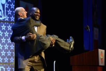 Shaquille O'Neal bromea con el nuevo comisionado, Adam Silver.