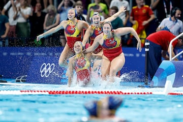 Las jugadoras españolas se lanzan a la piscina para celebrar en el agua la medalla de oro olímpica.