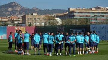 Charla del grupo en la Ciudad Deportiva antes del comienzo del entrenamiento.