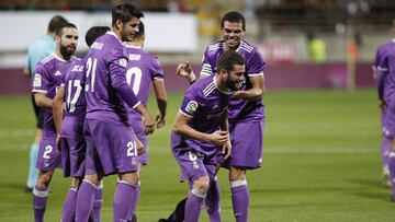 Nacho Fernández celebra un gol con sus compañeros del Real Madrid.