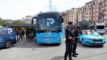 03/09/25 VUELTA CICLISTA ESPAÑA 2025
ETAPA 11
BILBAO - BILBAO
SALIDA
AUTOBUS EQUIPO ISRAEL VIGILADO POR LA ERTZAINZA