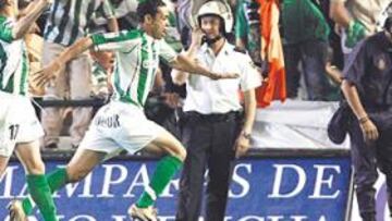 <b>FIN DE LA MALA RACHA. </b>Oliveira celebra ante Joaquín el gol que supuso el primer triunfo del Betis sobre el Sevilla desde 1995.