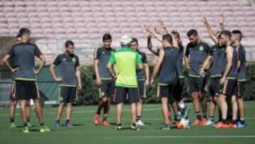 La Selección Mexicana preparándose en el Rose Bowl para enfrentar a Estados Unidos.