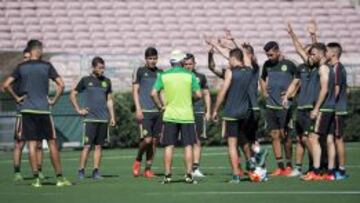 La Selecci&oacute;n Mexicana prepar&aacute;ndose en el Rose Bowl para enfrentar a Estados Unidos.