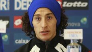 El mexicano Andrés Guardado, centrocampista del Deportivo, ha afirmado hoy que el portugués del Real Madrid Cristiano Ronaldo, al que se enfrentará el domingo, es un gran jugador, pero "a veces se mete presión de más".