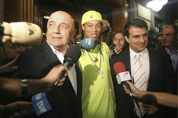 La llegada de Guardiola al Barcelona supuso la salida de Ronaldinho. El AC Milan se hizo con sus servicios por 25 millones de euros. El 18 de julio de 2008 fue presentado en San Siro ante una multitud de aficionados 'rossoneros'.