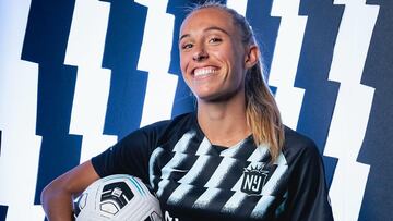 Maitane López, posando con la camiseta de Gotham FC.