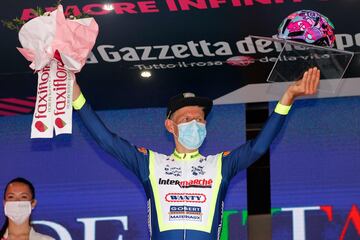 Taco Van der Hoorn celebrando su victoria en el podio de la tercera etapa del Giro 